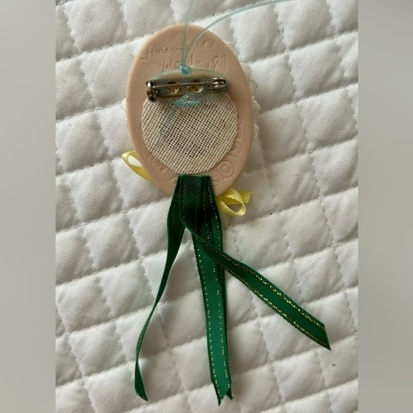 Vintage cameo style handmade ornament with doll’s face. White frilly bonnet. - Picture 2 of 3